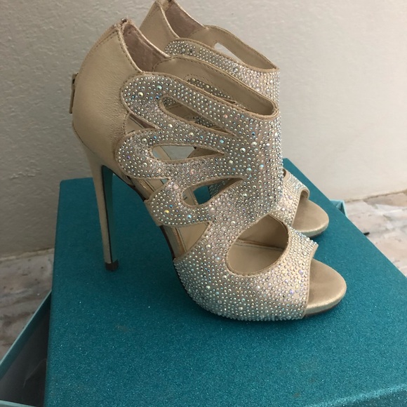 Betsey Johnson Gold Sandals size 6 - Picture 3 of 5